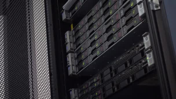 MOSCÚ, RUSIA - 05 de junio de 2019: Blade server in rack cluster hard drives storage in internet data center room. Parpadeo llevado . — Vídeo de stock