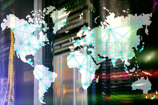 Concepto de Internet y telecomunicaciones con mapa del mundo en el fondo de la sala de servidores . — Foto de Stock