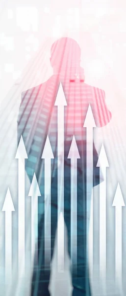 Panorama vertical Banner. Gráfico de flecha hacia arriba sobre fondo de rascacielos. Concepto de inversión y crecimiento financiero —  Fotos de Stock