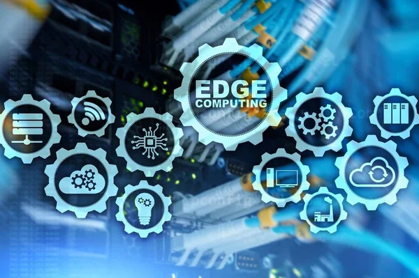 EDGE COMPUTING sullo sfondo della moderna sala server. Tecnologia dell'informazione e concetto di business per il calcolo distribuito ad alta intensità di risorse — Foto Stock