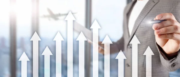 Šipkový graf nahoru na pozadí mrakodrapu. Invesment and financial growth concept. — Stock fotografie
