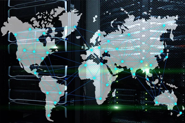 Concepto de Internet y telecomunicaciones con mapa del mundo en el fondo de la sala de servidores — Foto de Stock