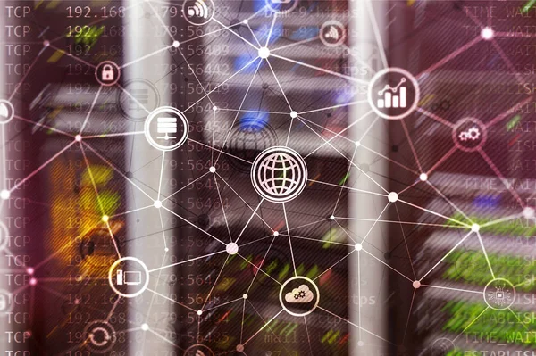 TIC - tecnología de la información y las telecomunicaciones e IOT - internet de las cosas conceptos. Diagramas con iconos en los fondos de la sala de servidores — Foto de Stock