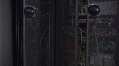 Sunucu raf yanıp sönen led ışıklar modern bir veri merkezinde