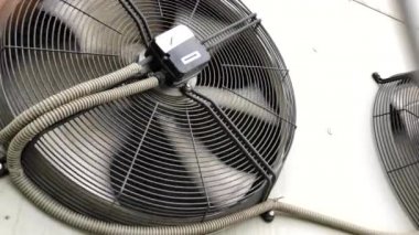 Endüstriyel Klima. modern bir bitkide büyük endüstriyel fanlar
