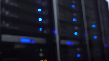 Bulanık Datacenter raf mavi ışık. Büyük veri sunucusu odası.