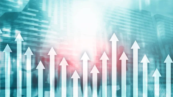 Upp pil graf på skyskrapa bakgrund. Begreppet investering och ekonomisk tillväxt. — Stockfoto