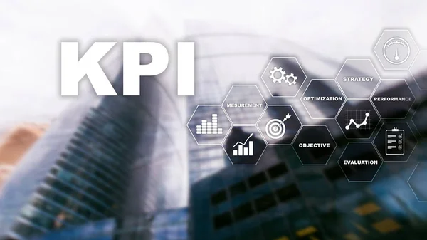 KPI - Βασικός δείκτης απόδοσης. Επιχειρηματική και τεχνολογική έννοια. Πολλαπλή έκθεση, ανάμεικτα μέσα. Χρηματοοικονομική έννοια σε θολή φόντο — Φωτογραφία Αρχείου