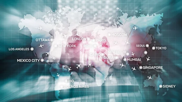 Fondo de pantalla de aviación con aviones sobre el mapa con nombres de ciudades importantes. Mapa digital con planos alrededor del mundo concepto — Foto de Stock