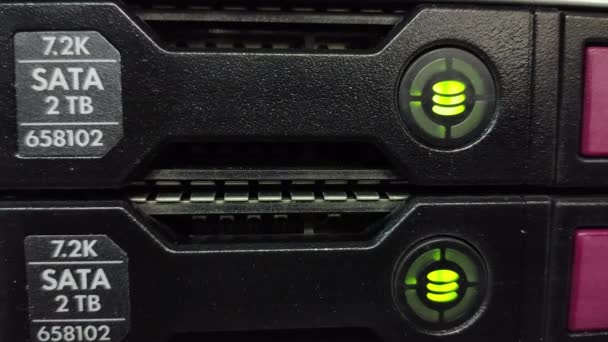 Rack per server HDD. Chiudete. Supercomputer di lavoro del datacenter — Video Stock