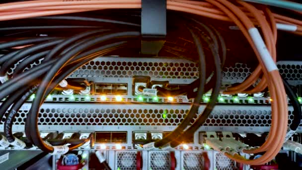 Vídeo estático de cabos ópticos na sala do servidor — Vídeo de Stock