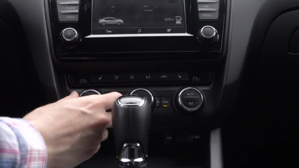 O ar condicionado no carro, mão masculina — Vídeo de Stock