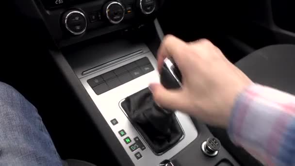 Mann schaltet DSG-Gang, Hand in Hand auf moderne Automatik. — Stockvideo