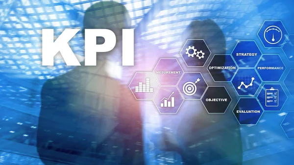 KPI - Βασικός δείκτης απόδοσης. Επιχειρηματική και τεχνολογική έννοια. Πολλαπλή έκθεση, ανάμεικτα μέσα. Χρηματοοικονομική έννοια σε θολή φόντο. — Φωτογραφία Αρχείου