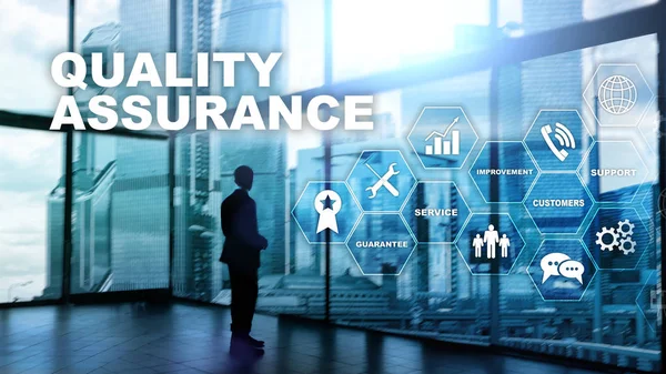 Das Konzept der Qualitätssicherung und Auswirkungen auf Unternehmen. Qualitätskontrolle. Dienstleistungsgarantie. Gemischte Medien. — Stockfoto