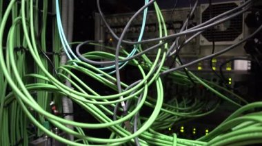 Yeşil kablo. Büyük sunucu rafı. Hareket kamerası.