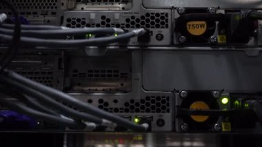 Sunucu rafının arka sı. Datacenter.