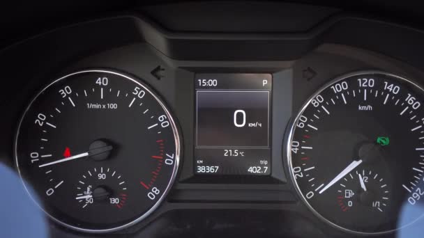 Panel de control de coches de puerta abierta — Vídeo de stock