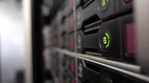 Rack server HDD. Grande data center. lampeggiante verde . — Video Stock