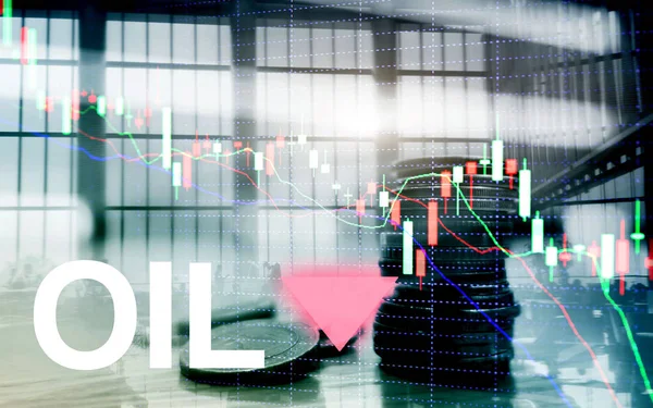 Tendencja oleju w dół. Wykres świeca wykresu baryłek ropy naftowej i wykres finansowy na tle abstrakcyjnego biznesu. Cena ropy naftowej w dół. Beczka Strzałka w dół — Zdjęcie stockowe