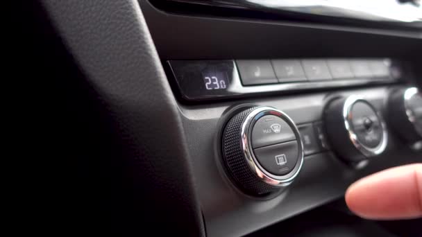 Auto klimaat controle. De richting van het airconditioning systeem instellen — Stockvideo