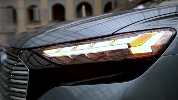 Blinkendes Scheinwerferauto aus nächster Nähe. Auto der Zukunft, Luxusgeschäft. — Stockvideo