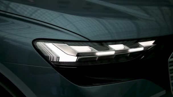Scheinwerferauto der Zukunft. LED-Autoscheinwerfer. — Stockvideo