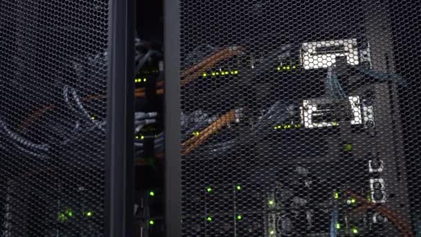 Data Center. Open de deur van de server rack. Modern interieur van server kamer, super computer, — Stockvideo