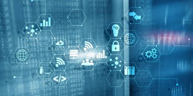 Şeyler bilgi ve telekomünikasyon teknolojisi dijital kavram internet. Çift pozlama simgeleri ve sunucu odası arka planı