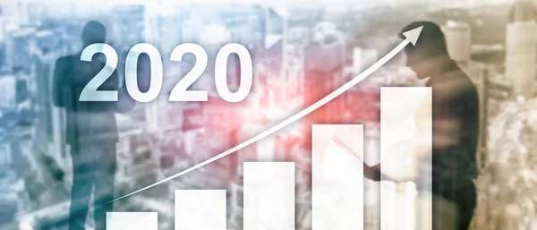 Ανάπτυξη σε 2020 έτος. Επιχειρηματικό γράφημα με βέλος προς τα επάνω. Εταιρικό φόντο μεικτών μέσων. — Φωτογραφία Αρχείου