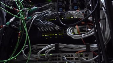 Veri merkezi odasında Çalışan Ethernet anahtarı. Yanıp sönen led ışıklar