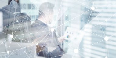 Bulanık gökdelenlerin arkaplanındaki engelleme ağı. Finansal teknoloji ve iletişim konsepti