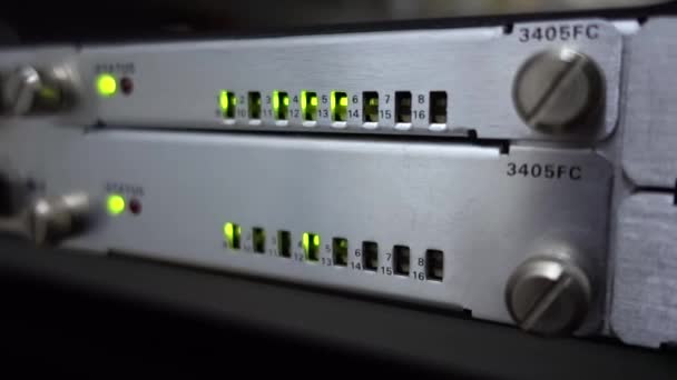 ファイバー通信光ラック。データセンター、クローズアップインターネットネットワーク技術に切り替えるために接続されています。LEDを点滅します。コンセプト3. — ストック動画