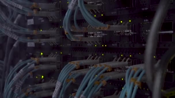 Vista laterale del rack del server, server di telecomunicazione funzionante. Datacenter scuro . — Video Stock
