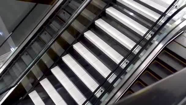 Rolltreppe nach oben. bewegte Kamera. Einkaufskonzept. — Stockvideo