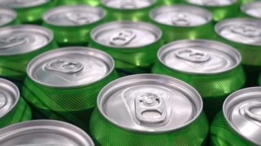 Yeşil alüminyum soda kutuları. Hareketi yakın çekim. Alüminyum kutu satırları.