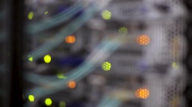 Güzel Bokeh 'le Veri Merkezi' nde çalışırken çekilmiş. Bulanık sunucu odası. Lambayı Kırp