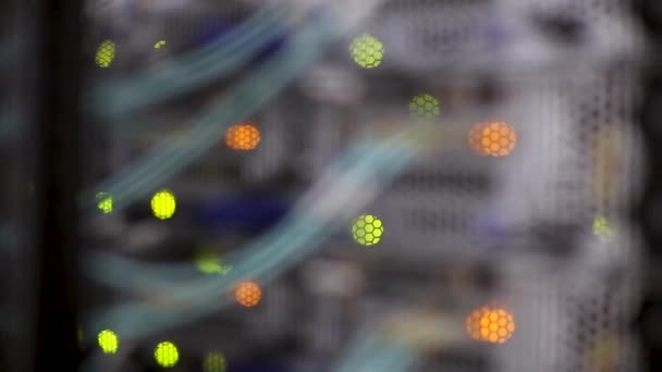 Shot του Working Data Center με όμορφο Bokeh. Θολή αίθουσα Server. Φανός αναβοσβήνει — Αρχείο Βίντεο