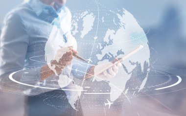 İşadamı 3 boyutlu küreye dokunuyor. Dünya çapında ağ ve veri alışverişi.