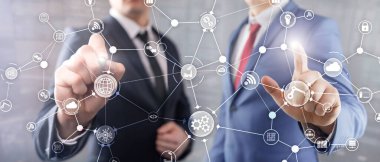 Sanal ekranda teknoloji endüstriyel iş akışı organizasyon yapısı. IOT akıllı endüstri konsepti karışık medya diyagramı.