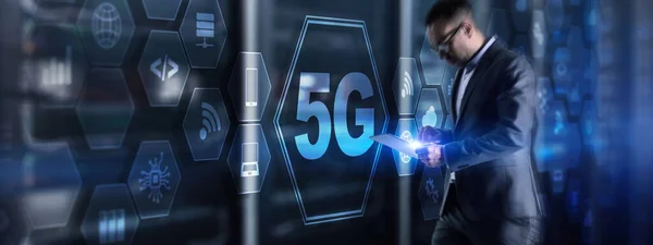 Бизнесмен на размытом фоне провайдера серверов, использующего сеть 5G. Абстрактное изображение голограммы 5G . — стоковое фото