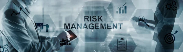 Надпись - Управление рисками на абстрактном двойном экспозиционном бизнес-фоне смешанных медиа. — стоковое фото