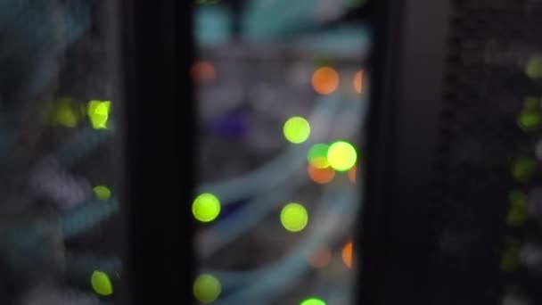 Suddigt datacenter blinkande ljus. Rörelsekamera — Stockvideo