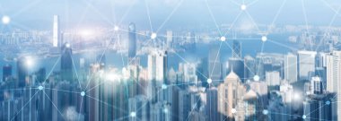 Ağ hızlı kablosuz internet konsepti iot ağ telekomünikasyon 5g web sitesi başlığı çift pozlama şehir silüeti görünümü.