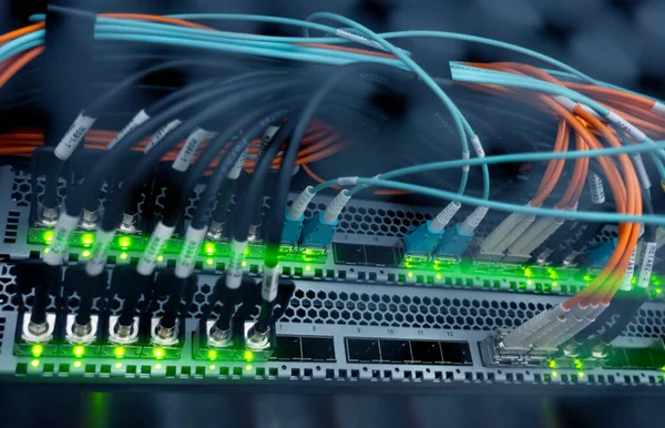 Rede de infra-estrutura Rack de telecomunicações. Cabo de fibra de Internet — Fotografia de Stock
