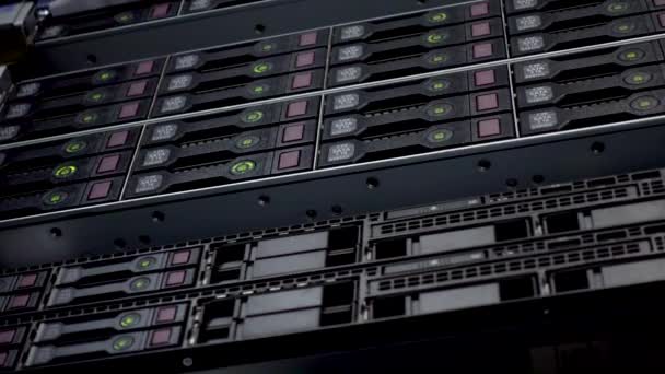 Серверная стойка кластера в центре обработки данных. Многие HDD SATA — стоковое видео