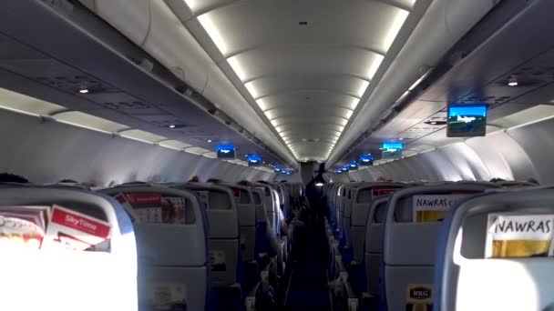 Moskova, Rusya - Mart, 09, 2020. Ekonomi sınıfı uçak yolcuları koltuklarına otururlar. Gürültü, titreşim ve titreşim içerir. Yazı — Stok video