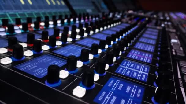 Uitzending van televisieprogramma 's. Grote Audio Mixing Board. Bewegingscamera. video bevat trillingen. Professionele digitale audio kanaal mixer. — Stockvideo