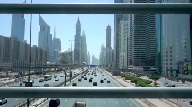 DUBAI, BAE - 10 Mart 2020 Dubai Otoyolu. Yazı.