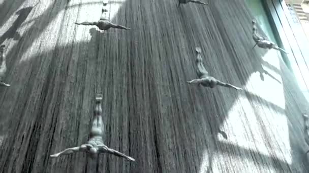 DUBAI, VAE - 12 maart 2020: Waterval in Dubai Mall. Hoofdartikel — Stockvideo